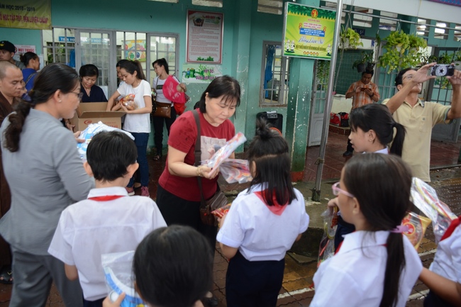Giving gift portions to pupils on the occasion of Mid-Autumn Festival